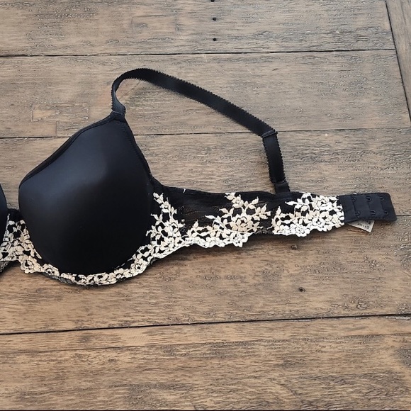 2/$18. ”WACOAL” BLACK BRA w/WHITE LACE DETAIL SIZE 38C - Picture 7 of 8